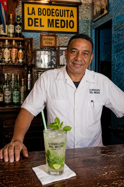 Portrait de Barman cubain traditionnel